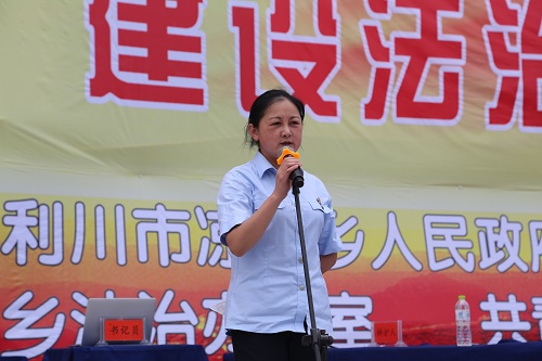 利川法院周蓉庭长到凉雾现场指导模拟法庭活动周蓉现场点评 - 副本.JPG