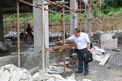 利川法院：实地勘查施工现场，全力推进法庭恢复重建（近）.JPG