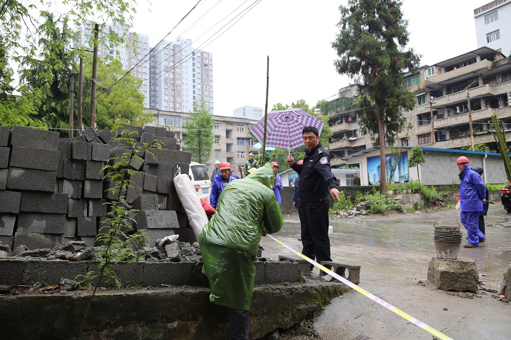 施工现场拉起警戒线.JPG 施工现场拉起警戒线.JPG